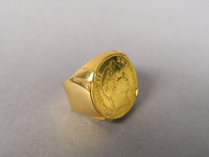 Chevalière en or jaune, ornée d'une pièce de 10 Francs or.  Poids. 11,