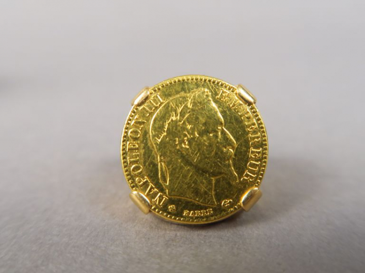 Chevalière en or jaune, ornée d'une pièce de 10 Francs or.  Poids. 11,
