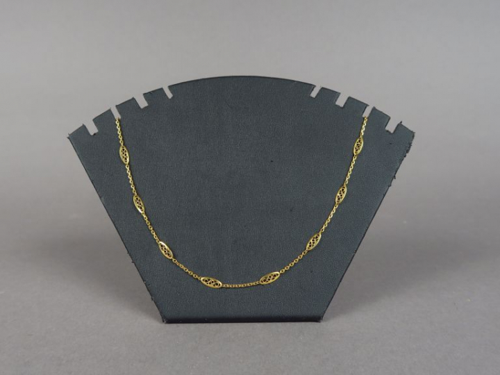 Chaine en or jaune, à décor de filigrannes.  Poids. 11,18 g