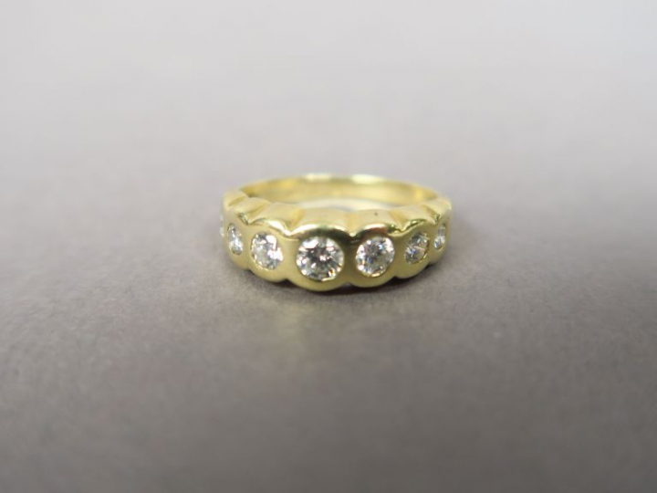 Bague en demi-alliance en or jaune, ornée de sept brillants.  Poids te