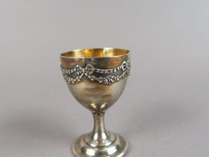 Coquetier de style Louis XVI en argent et vermeil, poinçon Minerve, à 