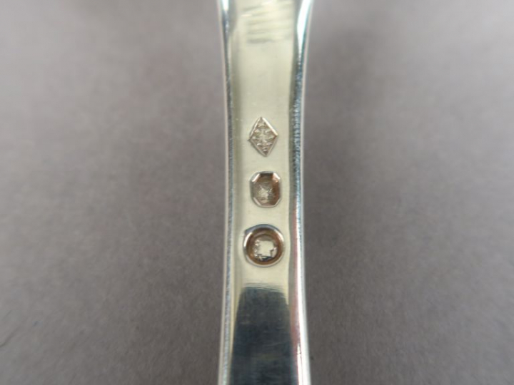 Ensemble comprenant cinq couverts et une cuillère en argent dépareillé