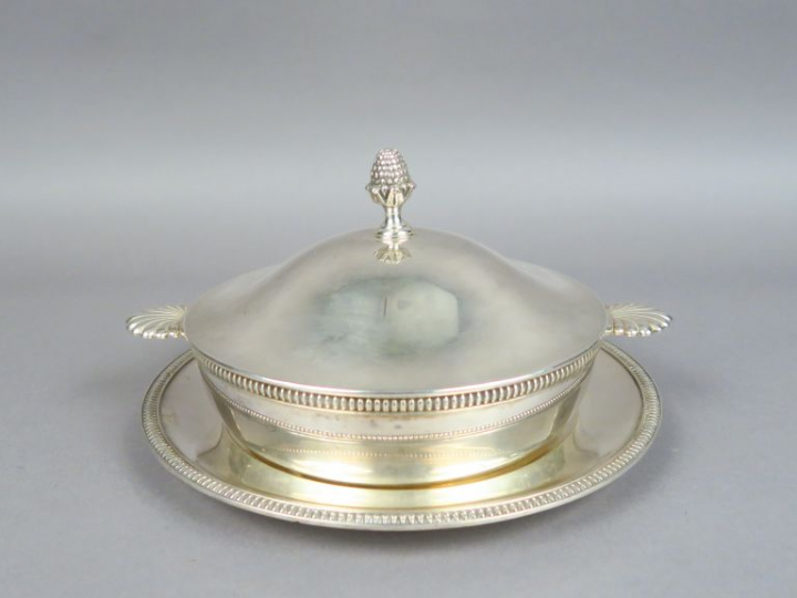Légumier et son présentoir de style Louis XVI en métal argenté, à déco