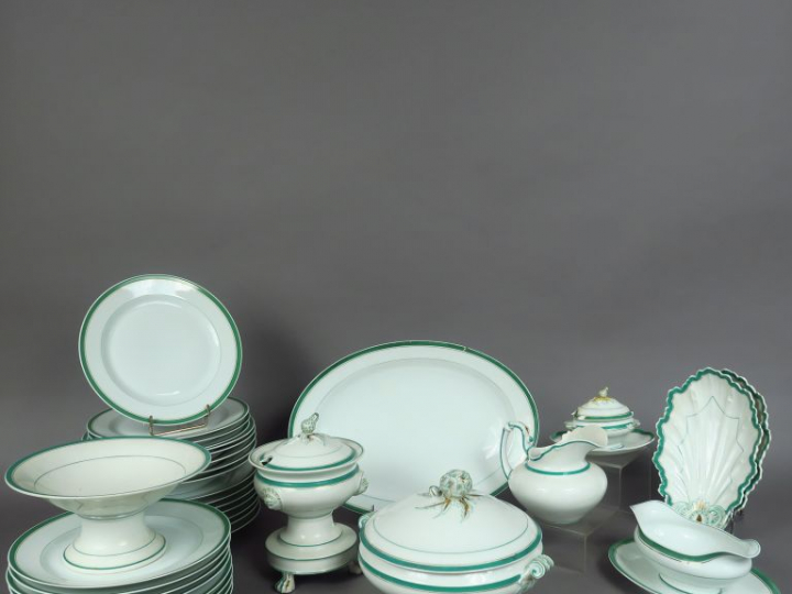 Partie de service de table en porcelaine blanche, à décor de liserés v