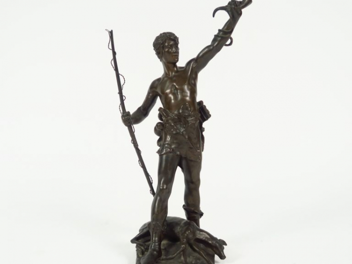 E. MARIOTON "Hallali"  Sculpture en bronze à patine brune.  Signée. H.