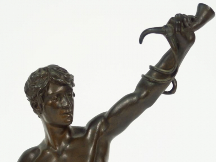E. MARIOTON "Hallali"  Sculpture en bronze à patine brune.  Signée. H.