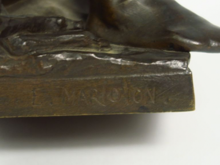 E. MARIOTON "Hallali"  Sculpture en bronze à patine brune.  Signée. H.