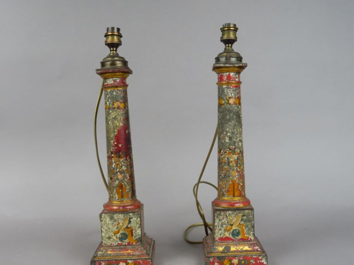 Paire de lampes Directoire en tôle peinte, en forme de colonne.  H. 35