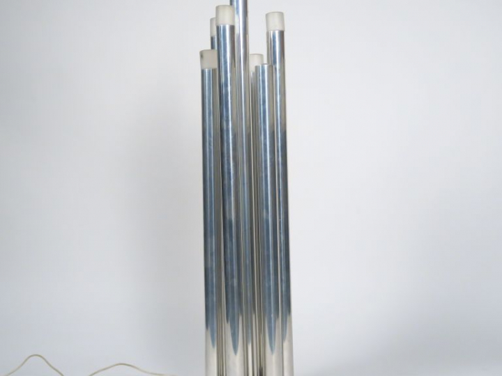Lampadaire tubulaire années 71 en métal chromé.  Eclairant à sept lumi