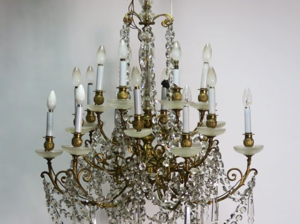 Grand lustre à pampilles de style Louis XVI éclairant à dix-huit lumiè