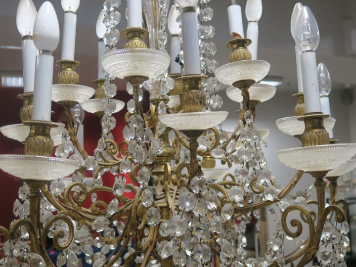 Grand lustre à pampilles de style Louis XVI éclairant à dix-huit lumiè