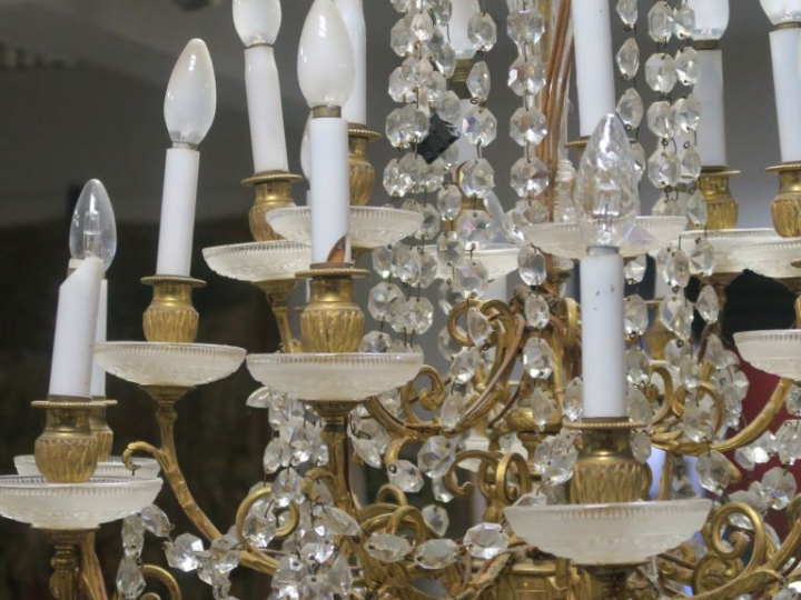 Grand lustre à pampilles de style Louis XVI éclairant à dix-huit lumiè