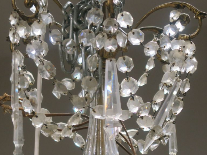 Grand lustre à pampilles de style Louis XVI éclairant à dix-huit lumiè