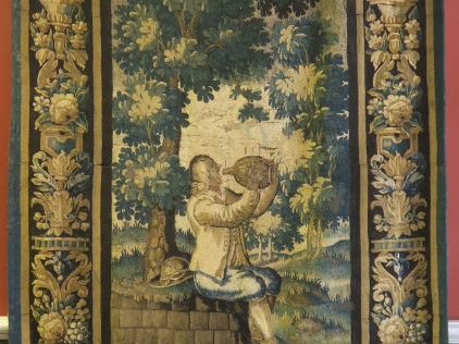 AUBUSSON. Cantonnière XVIIème « Gentilhomme se désaltérant » (état moy