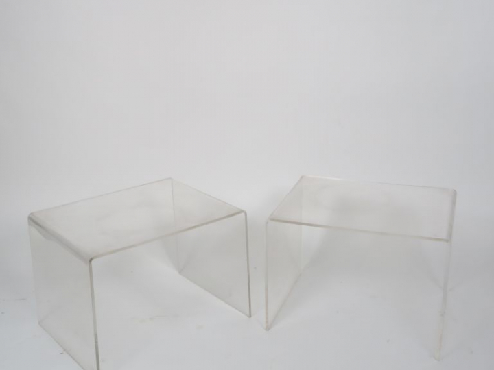 Paire de bouts de canapés en plexiglas. 36,5 x 50 x 39,5 cm