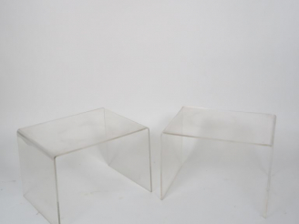 Vente aux enchères Paire de bouts de canapés en plexiglas. 36,5 x 50 x 39,5 cm