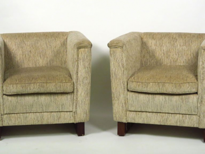 Paire de fauteuils club, garniture de velours beige.