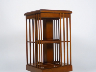 Vente aux enchères Bibliothèque tournante de style anglais en marqueterie. H. 85 cm