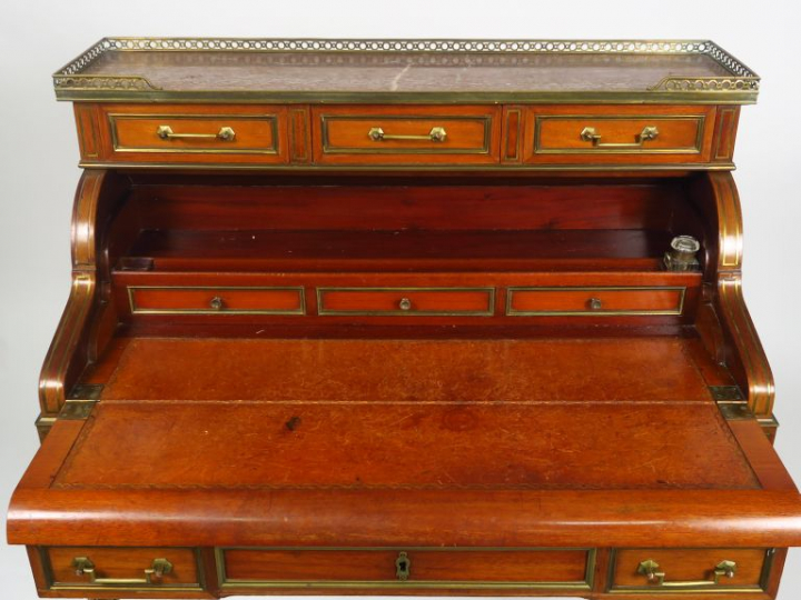 Bureau à gradin de style Louis XVI en acajou et placage d'acajou filet