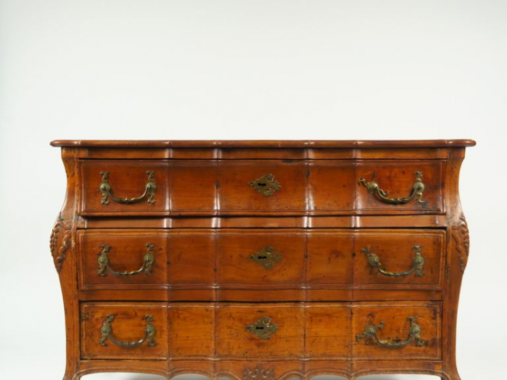 Commode Louis XV en merisier mouluré et sculpté, galbée sur les trois 