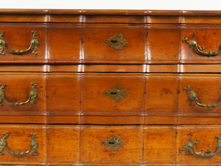 Commode Louis XV en merisier mouluré et sculpté, galbée sur les trois 