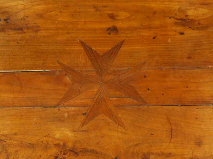 Commode Louis XV en merisier mouluré et sculpté, galbée sur les trois 