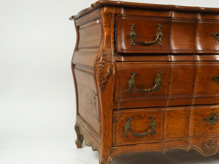 Commode Louis XV en merisier mouluré et sculpté, galbée sur les trois 