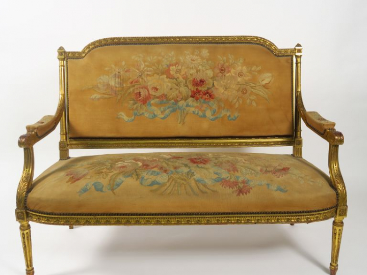 Mobilier de salon Napoléon III de style Louis XVI en bois mouluré, scu