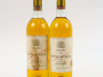 Vente aux enchères 2 BOUTEILLES CHÂTEAU RAYNE VIGNEAU 1er CC SAUTERNES - 1975 - 1 BG/1 LB