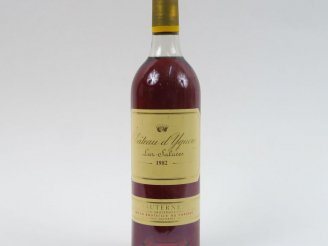 Vente aux enchères 1 BOUTEILLE CHÂTEAU D'YQUEM 1er CCS SAUTERNES - 1982 - LB