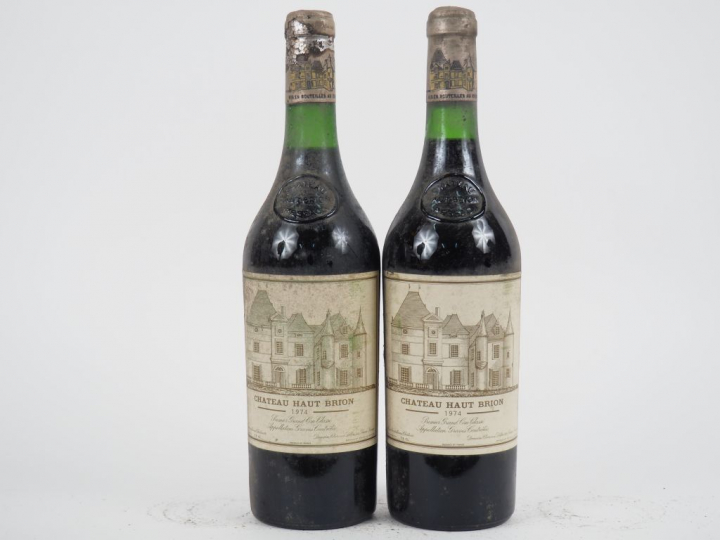 2 BOUTEILLES CHÂTEAU HAUT BRION 1er GCC GRAVES - 1974 - 2 CM/2,5 CM/BL