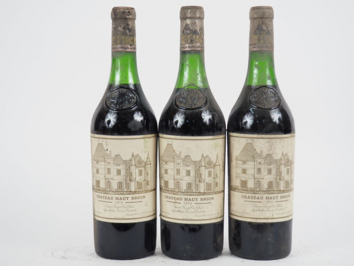 3 BOUTEILLES CHÂTEAU HAUT BRION 1er GCC GRAVES - 1974 - 3,5 CM/2 à 4 C