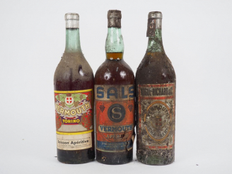Vente aux enchères 3 VIEILLES BOUTEILLES VERMOUTH : 1 TORINO - 1 SALS - 1 NUGUE RICHARD -