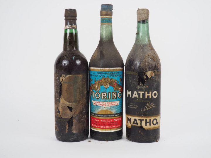 3 VIEILLES BOUTEILLES APERITIFS : 1 LE BIEN FAISANT FIORINO - 1 MATHO 