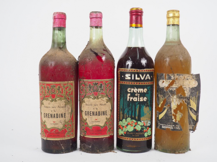 4 VIEILLES BOUTEILLES : 2 GRENADINE - 1  CREME DE FRAISE - 1 CITRON (?