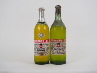 Vente aux enchères 2 VIEILLES BOUTEILLES PERNOD