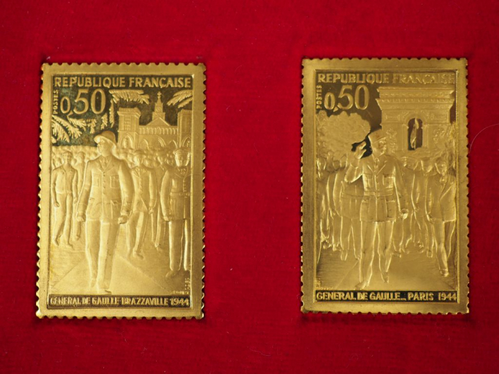 Suite de quatre reproductions de timbres en or 900/1000e  émis pour co