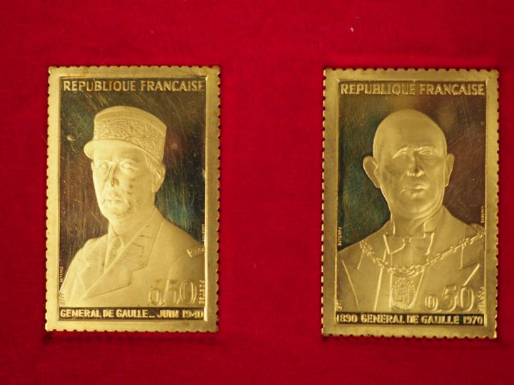 Suite de quatre reproductions de timbres en or 900/1000e  émis pour co