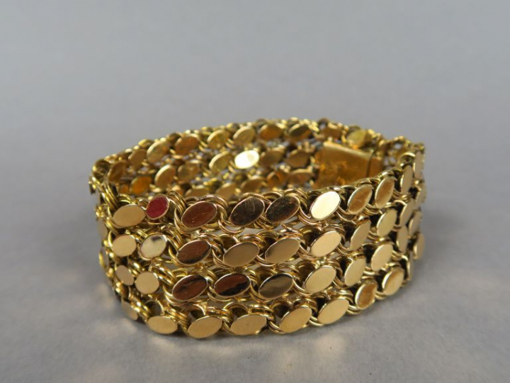 Bracelet manchette articulé en or jaune.  Poids. 45,71 g