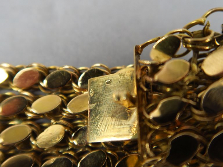 Bracelet manchette articulé en or jaune.  Poids. 45,71 g