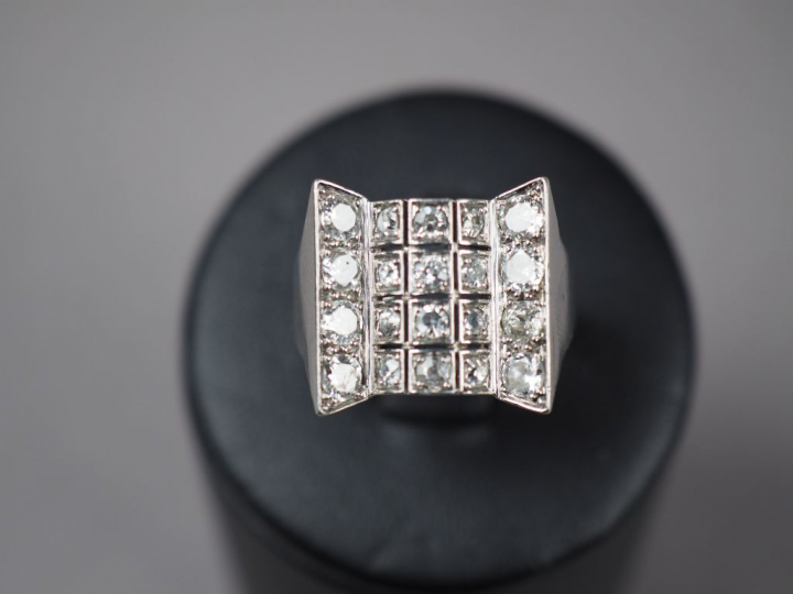 Bague Art déco en platine ornée de diamants.  TDD. 52 Poids tel. 6,39 