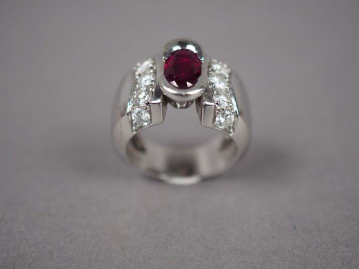 Bague en or blanc ornée en son centre d'un rubis entouré de dix diaman