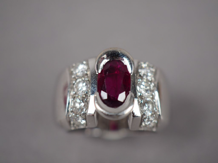 Bague en or blanc ornée en son centre d'un rubis entouré de dix diaman