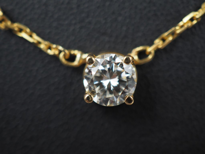 Pendentif et sa chaine en or jaune, orné d'un diamant demi-taille d'en