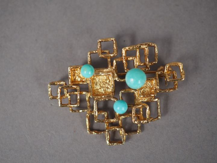 Broche de style cubiste en or jaune 9K et turquoises.  Poids tel. 9,12