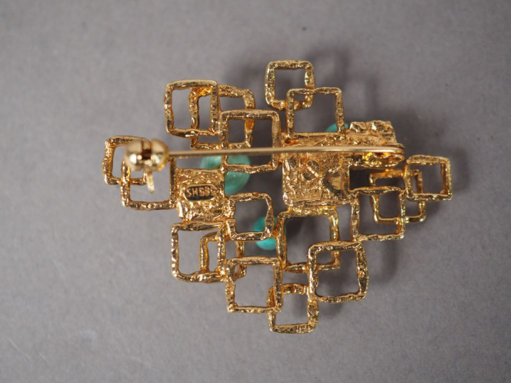 Broche de style cubiste en or jaune 9K et turquoises.  Poids tel. 9,12