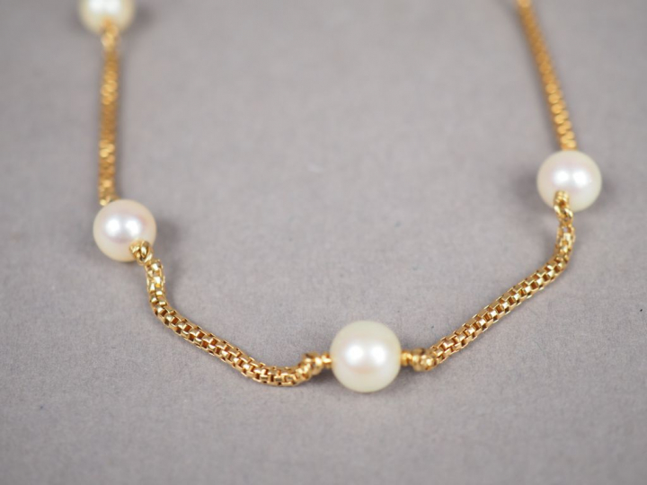Collier sautoir en or jaune et perles.  Poids tel. 15,98 g