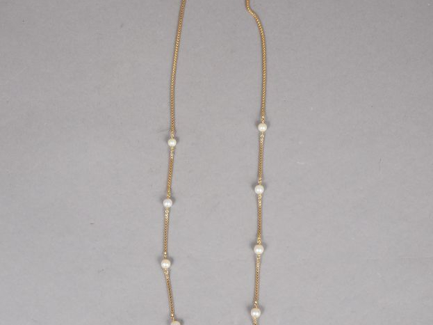 Collier sautoir en or jaune et perles.  Poids tel. 15,98 g