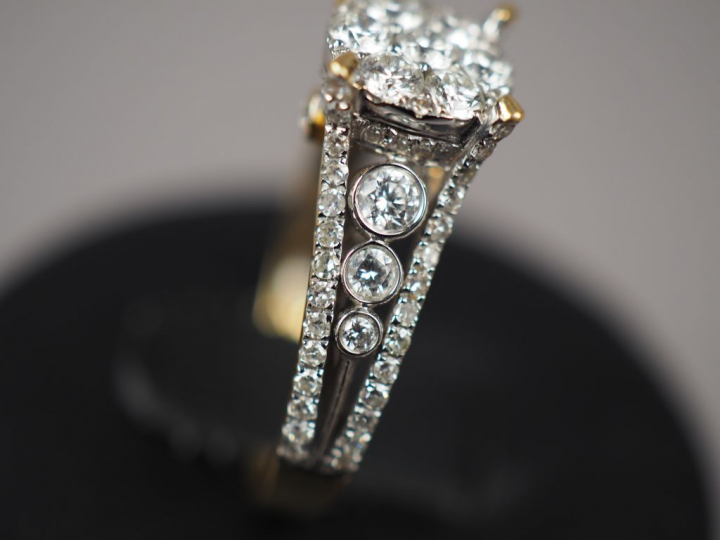 Bague en or jaune, ornée de diamants.  TDD. 54 Poids tel. 4,56 g