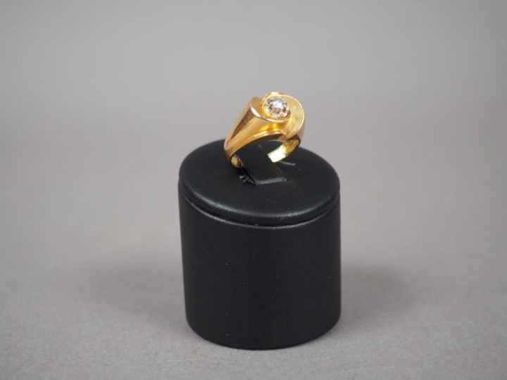 Bague 1940 en or jaune, ornée d'un diamant.  TDD. 54 Poids tel. 5,20 g